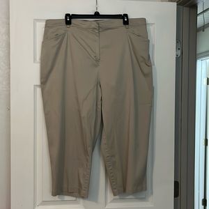 WOMEN’S PLUS SIZE STRETCH ELASTIC WAIST CAPRI PANTS : SIZE 20W